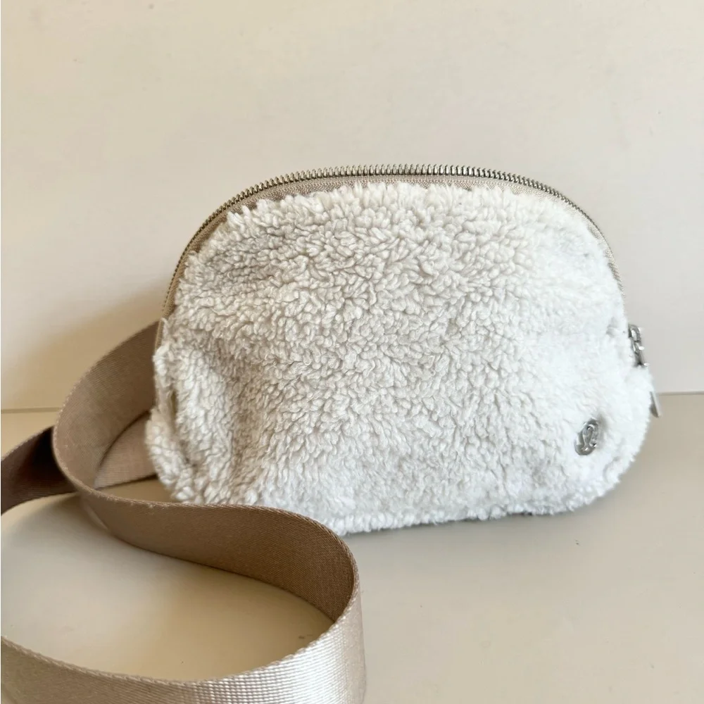 Lululemon Everywhere Fleece Sherpa Belt Bag Ivory‎